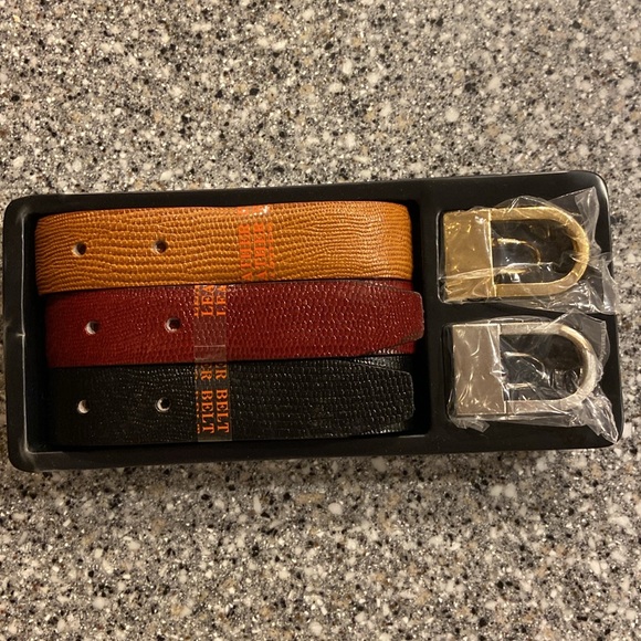 Vintage leather belt set with interchangeable buckles and straps - Picture 2 of 3